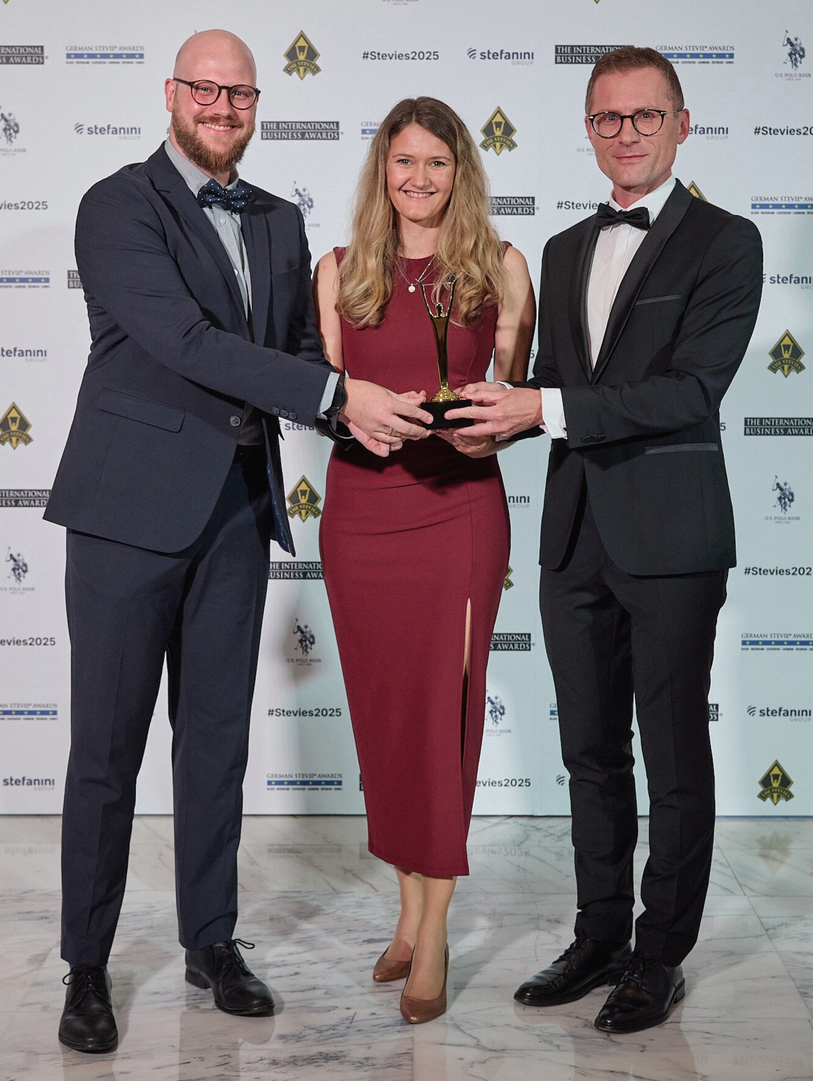 PTV Umovity bei den Stevie Awards 2025 in Lissabon Drei Mitarbeitende der PTV Group – Fabian Appelius, Janine Stuchl und Tomasz Piernicki – präsentieren den Stevie Award 2025 bei der Preisverleihung in Lissabon.
