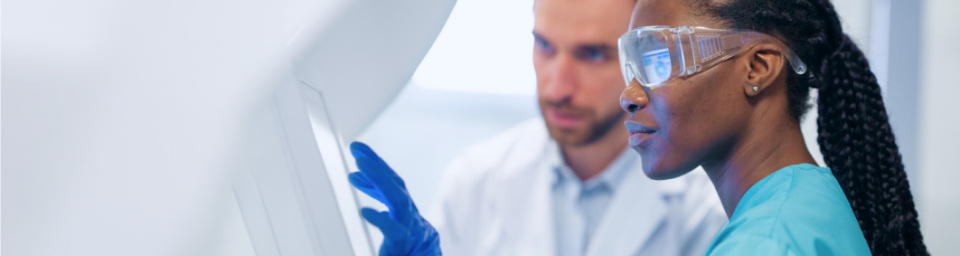 Software-Lösungen für Pharmaunternehmen Pharma Webdesign Lösung unserer Agentur - Frau und Mann besprechen etwas im Labor