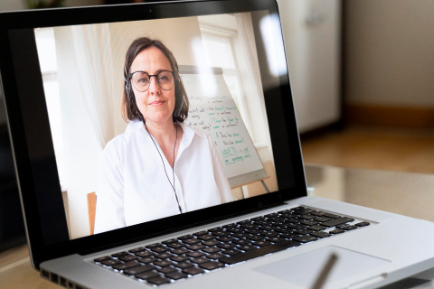 Remote oder persönlich, kann im moderierten Usertest besonders einfach auf Probant:innen eingegangen werden. Moderierter Usertest