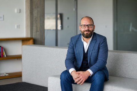 Frank Meyerer, Geschäftsführer. Sitzt auf einer Couch im UEBERBIT Büro.
